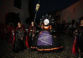 La Diabla pasea por las calles