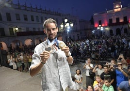 El doble medallista en París 2024, con sus dos preseas saludando a sus paisanos en el plaza de España.