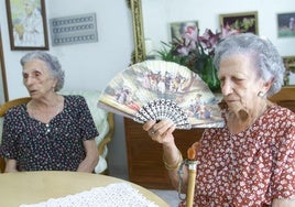 Dos mujeres abanicándose por el calor.