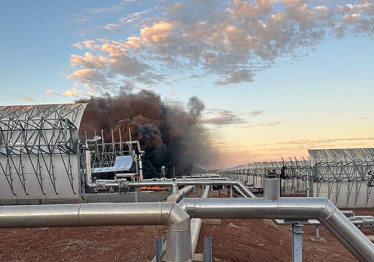 Imágenes del incendio que se ha originado en la planta termosolar de La Garrovilla