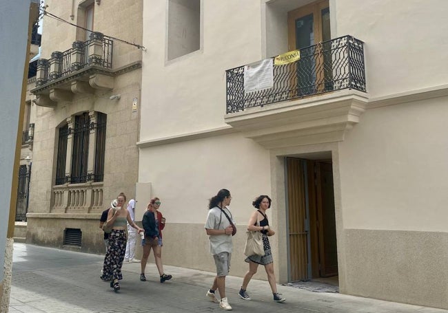 A la derecha, fachada del almacén vista desde la calle Pizarro, donde se ha respetado la estética de la casa original. Está junto a la Casa Grande.