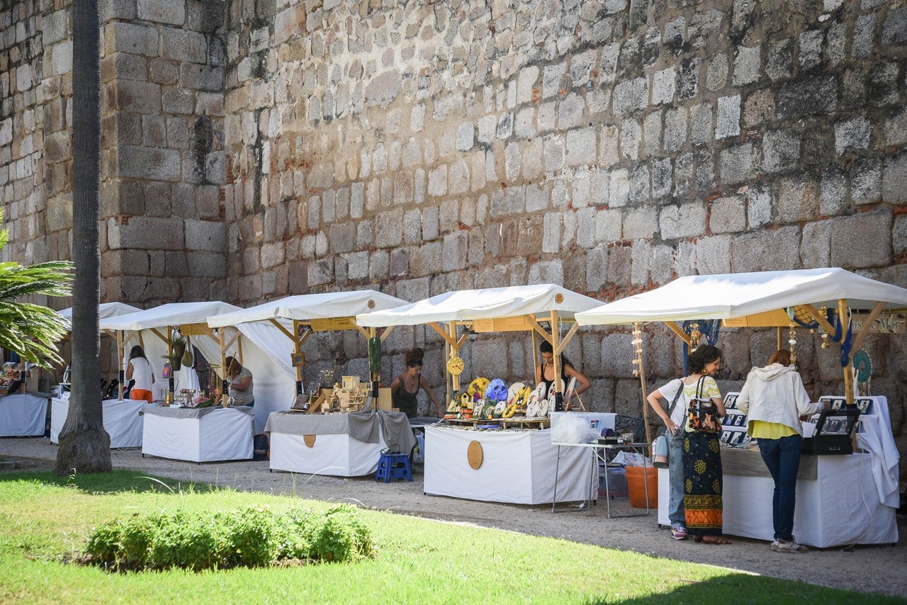 Mercado de artesanía en calle Graciano de Mérida.