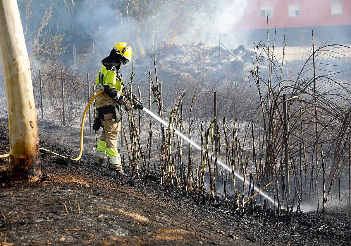 Un bomberos durante una intervención en otro incendio en Cáceres