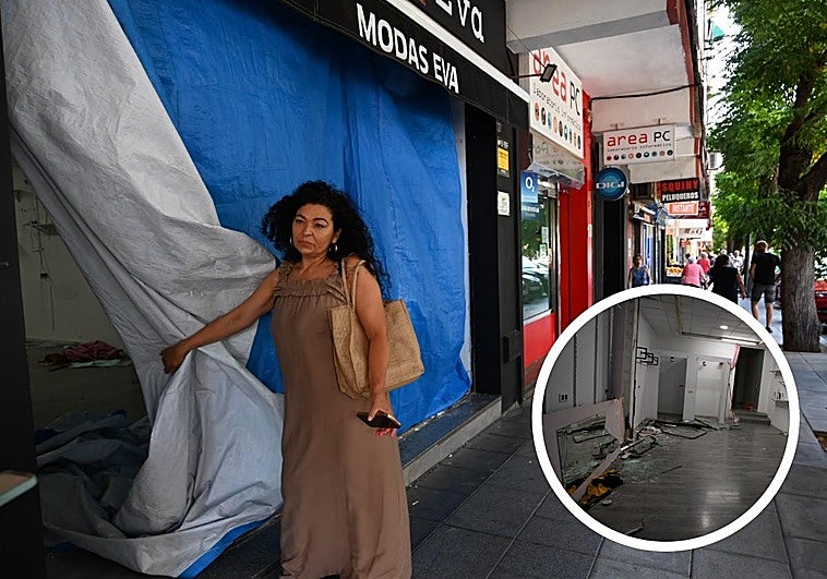 Eva de la Cruz muestra el interior de la tienda en la que se empotró un vehículo e hirió de gravedad a una mujer.