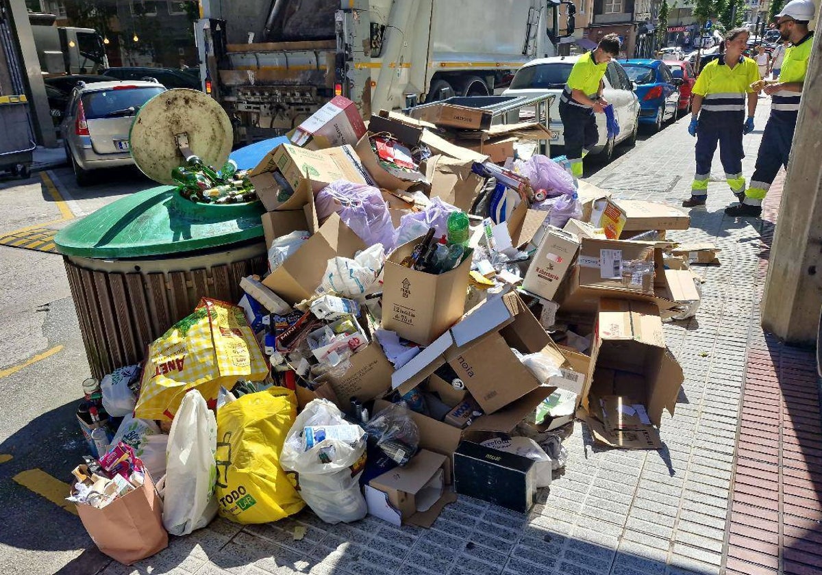 Operarios de la empresa Valoriza durante la recogida de residuos acumulados.