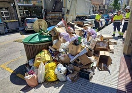 Operarios de la empresa Valoriza durante la recogida de residuos acumulados.