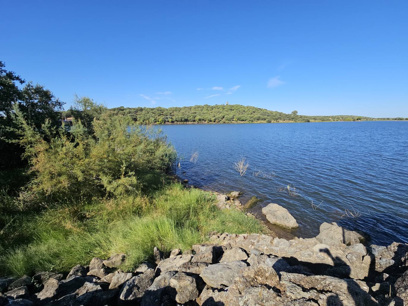 Operativo desplegado en Los Canchales para buscar al desaparecido en el embalse