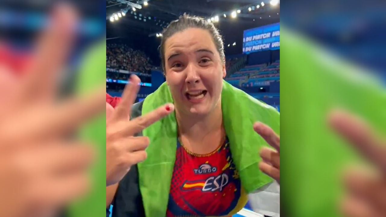 Paula Leitón con la bandera de Extremadura.