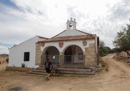 Las puertas de la ermita ya han sido repuestas.