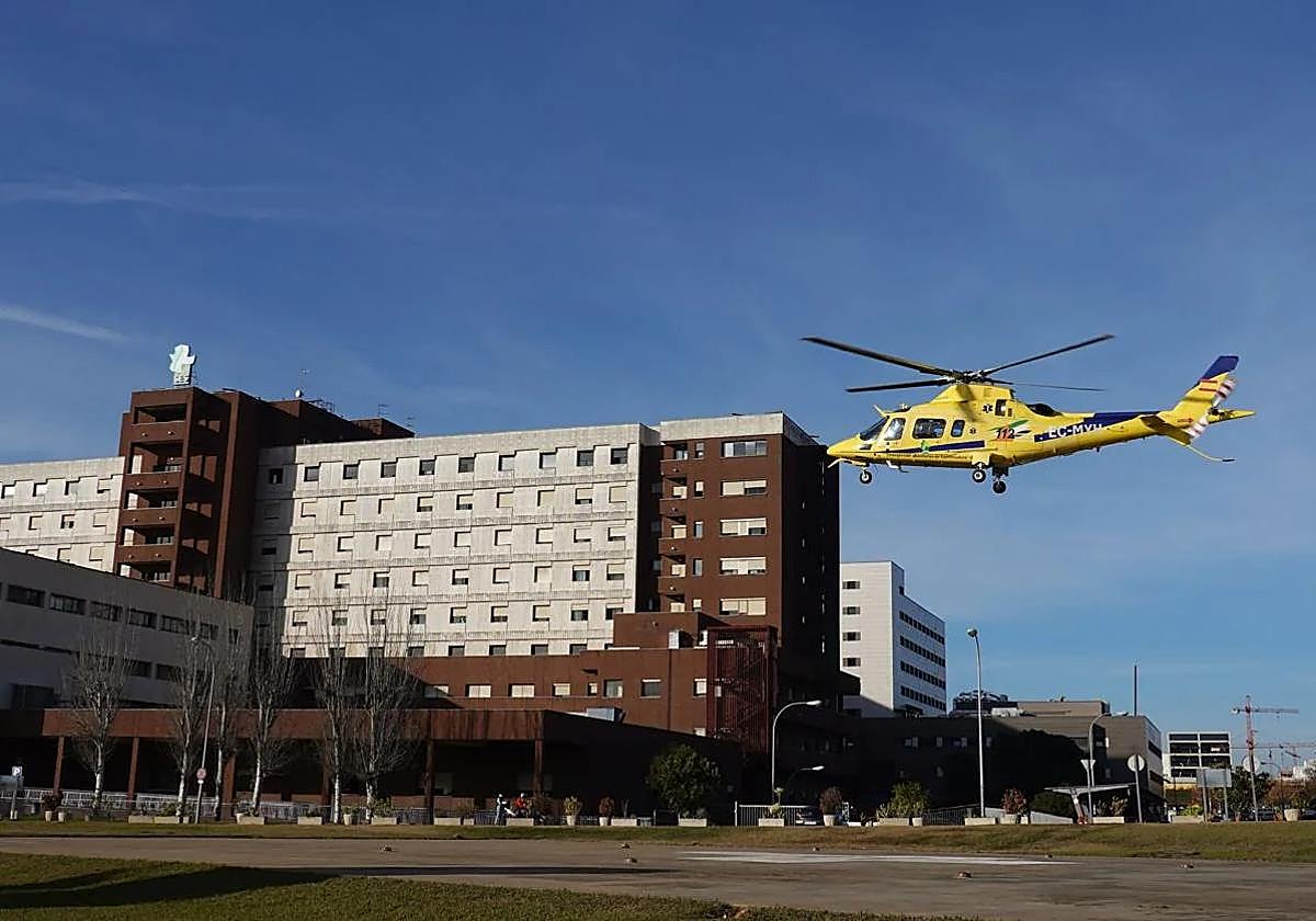 Helicóptero del SES a punto de aterrizar en el helipuerto del Universitario de Badajoz.