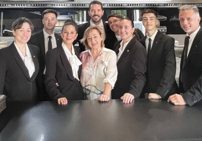 Carmen Machi, junto a parte del equipo de Atrio en la cocina del restaurante.