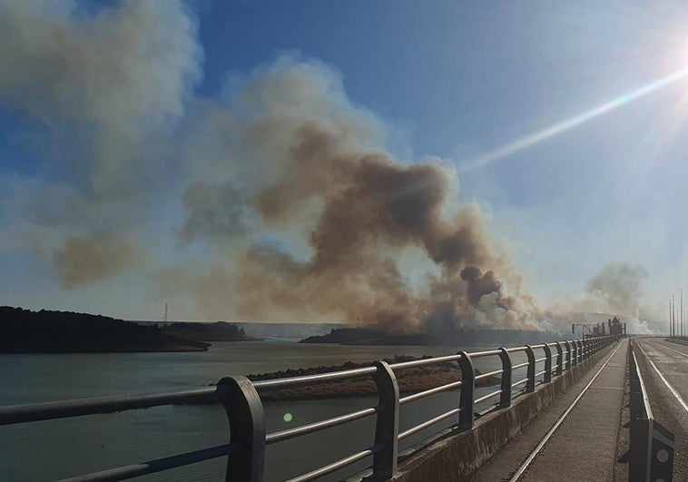 Aparatoso incendio junto al embalse de Alange.