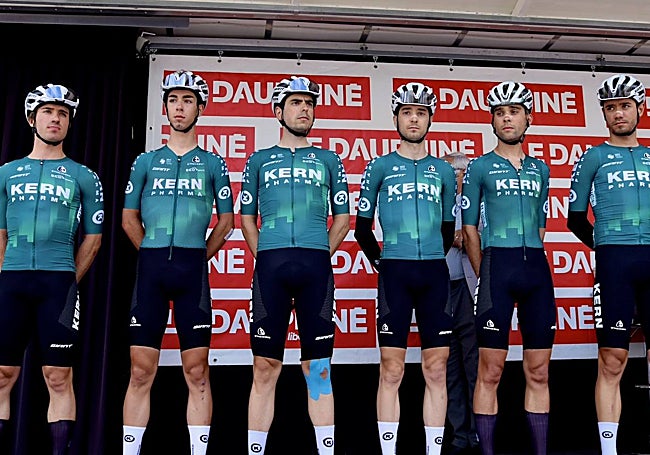 Jorge (2º izda.), con el equipo que corrió en la AlpesIsèreTour.