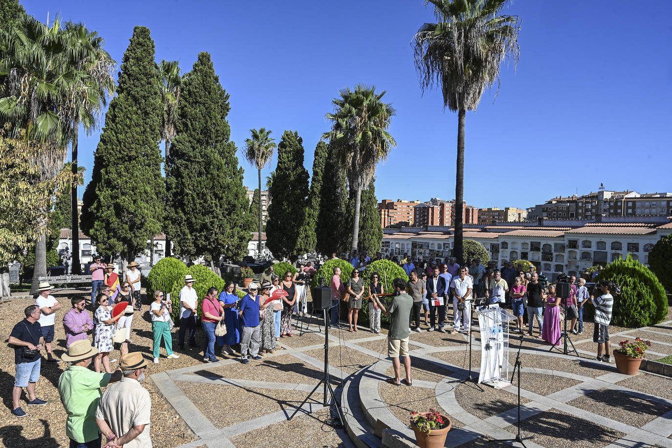 Acto en el cementerio viejo a las víctimas de matanza de Badajoz