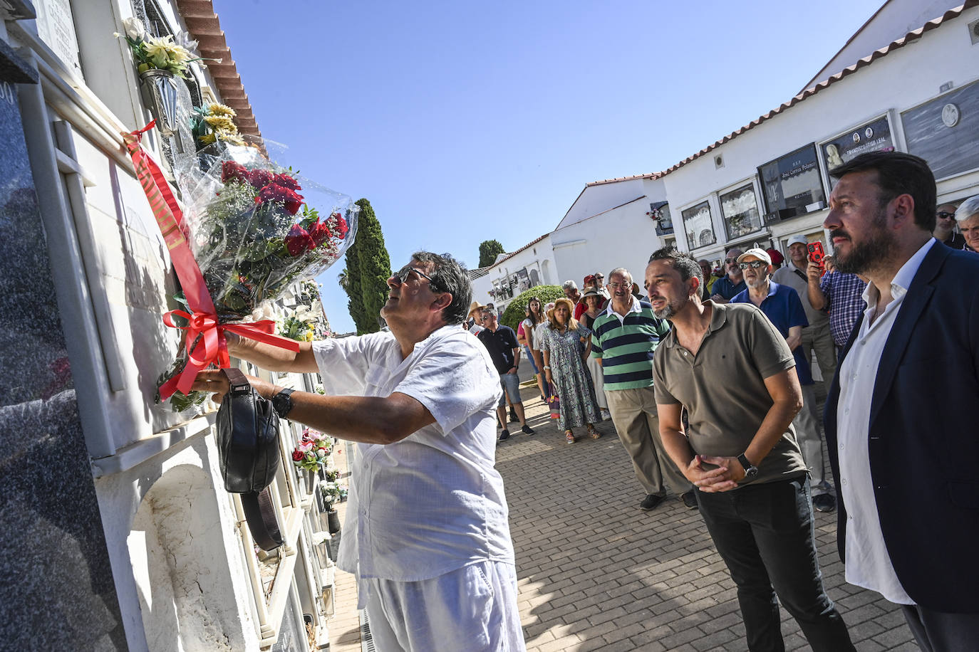 Acto en el cementerio viejo a las víctimas de matanza de Badajoz