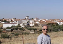 David Díaz Valle posa con su pueblo, Acehúche, al fondo.