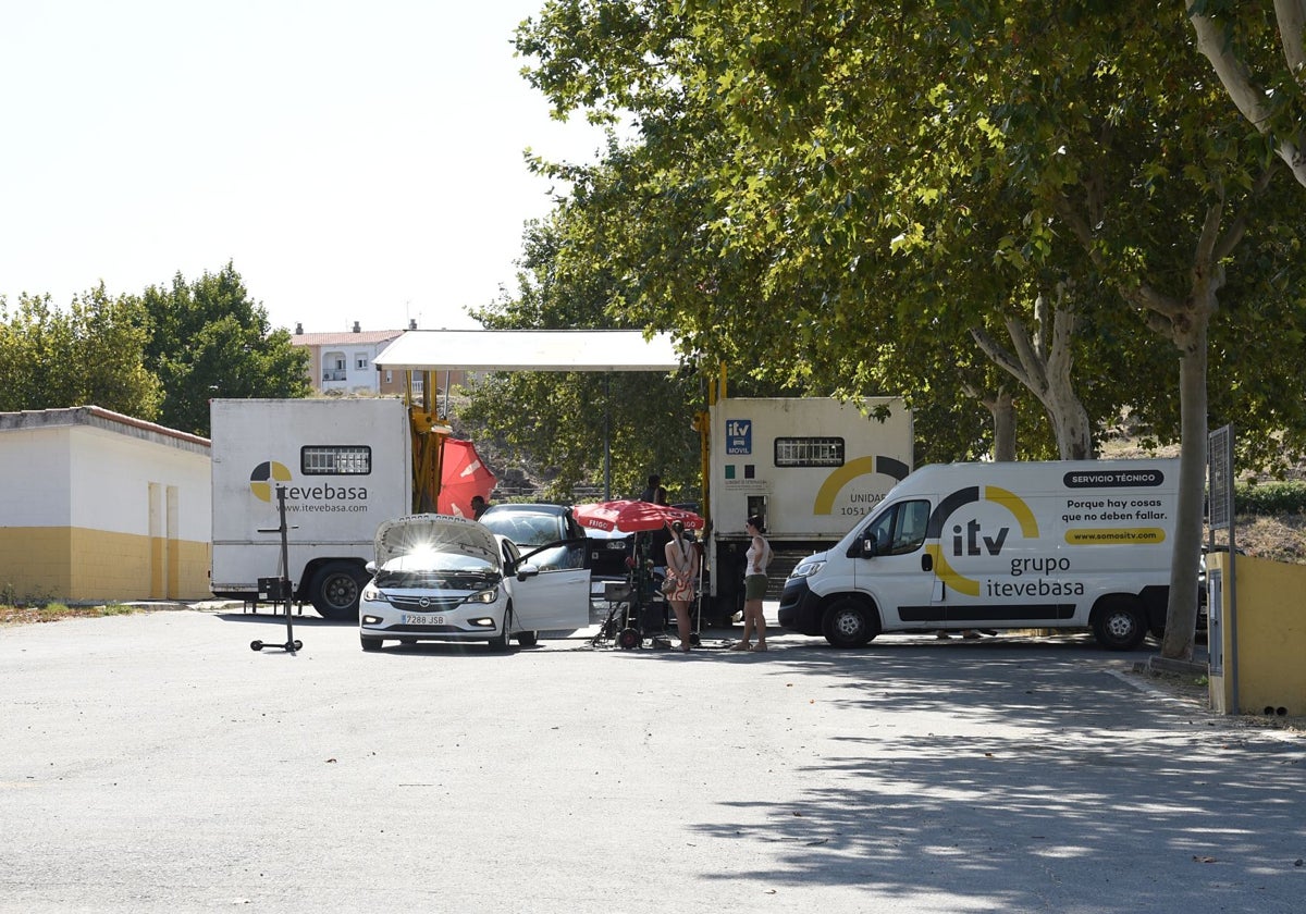 Camión de la ITV móvil privada instalada en el aparcamiento del ferial de Plasencia este verano.