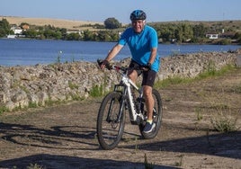 El exlcalde de Mérida en una de sus rutas en bicicleta junto a la presa de Proserpina de Mérida.