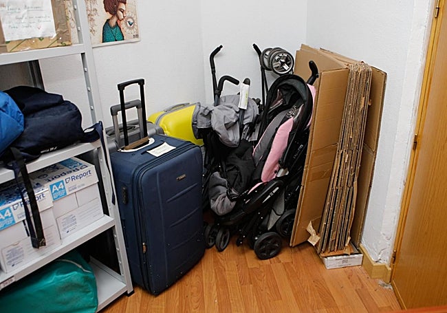 Maletas y carritos de bebé guardados en la zona de objetos perdidos de la Policía Local.