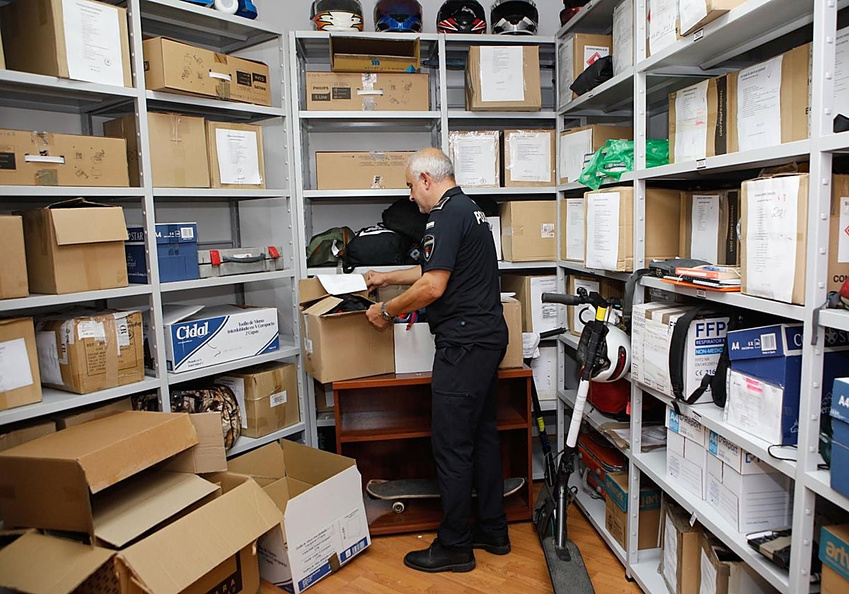 Un agente revisa los objetos perdidos almacenados en la Jefatura de la Policía Local.