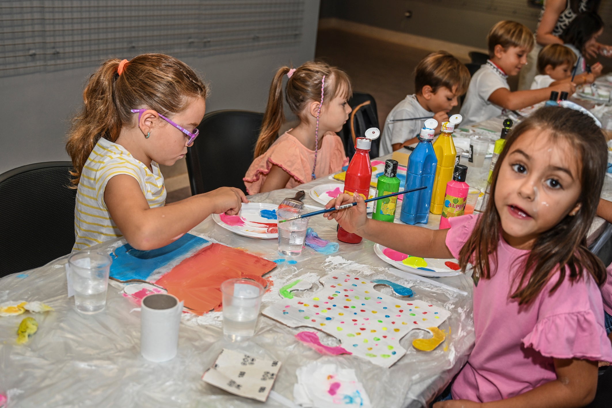 Imagen principal - Aloa enseña arte contemporáneo a los niños pacenses