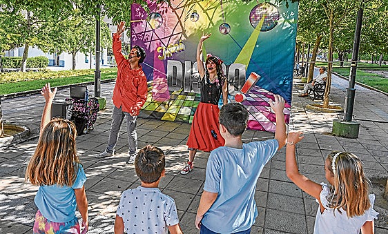 Actuaciones artísticas en el parque La Molineta en el barrio de Valdepasillas.