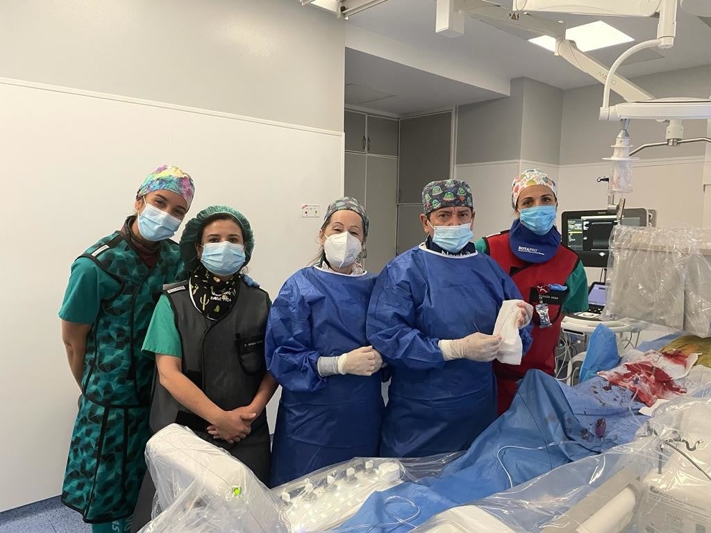 Juan Ramón López-Minguez junto a su equipo en una intervención en el Hospital Universitario de Badajoz.