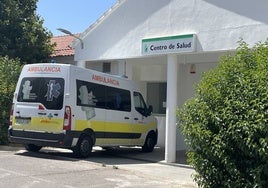 Una ambulancia del SES en un centro de salud de la región.