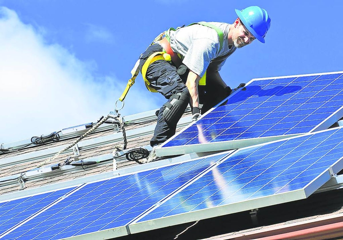 Instalación de paneles solares para autoconsumo fotovoltaico en una vivienda.