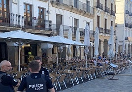 Agentes de la Policía Local, en la Plaza Mayor, en una imagen de archivo.