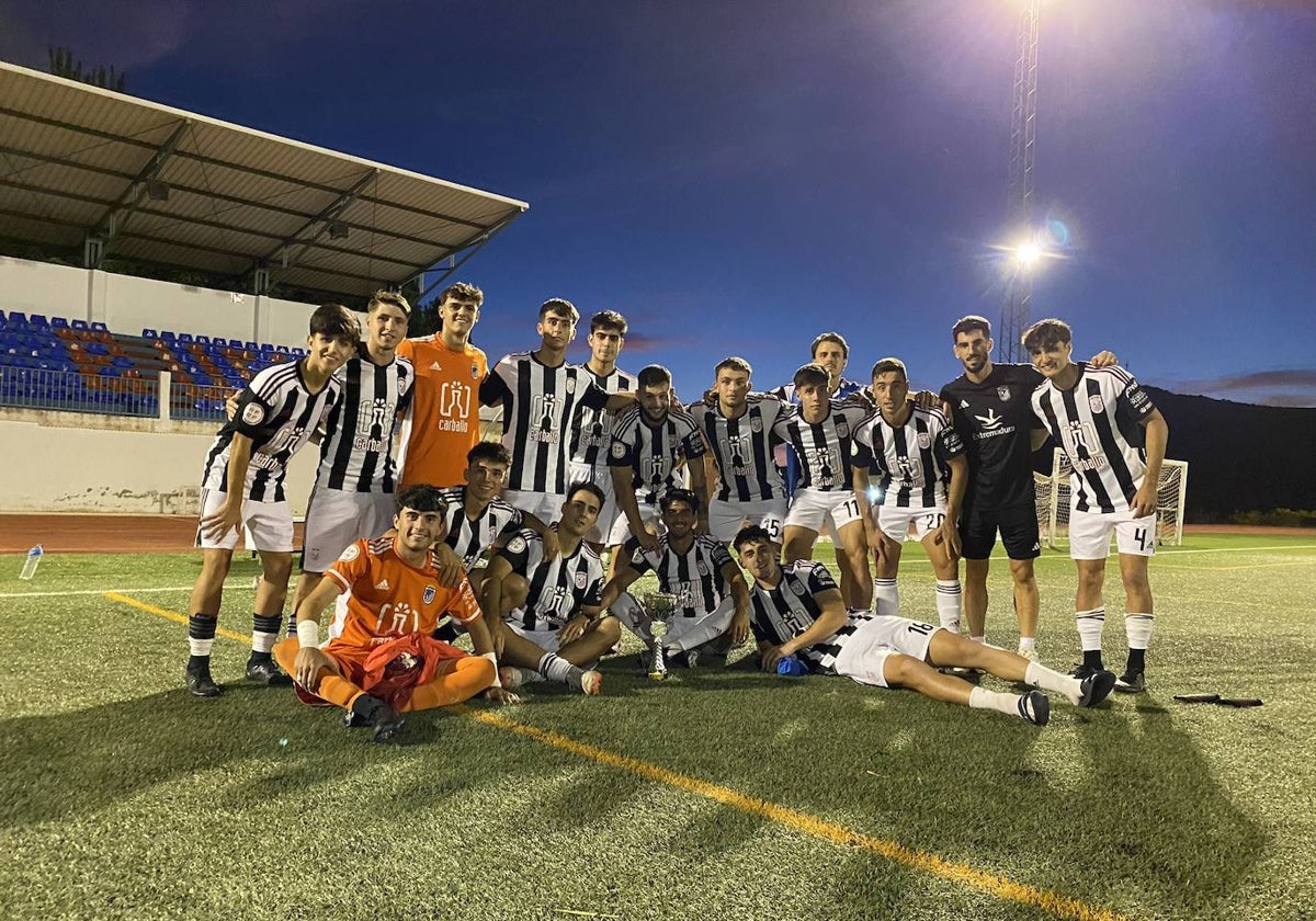 Los jugadores del Badajoz con el trofeo Villa de Cabeza del Buey.