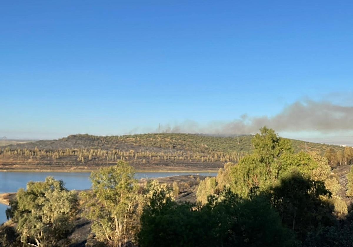 Medios aéreos del Infoex luchan contra otro fuego en Alange