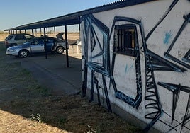 Pintadas en las instalaciones del antiguo aeródromo de la Cervera.
