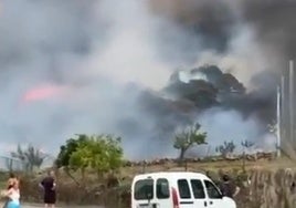 Herido grave por la descarga de agua de un helicóptero cuando ayudaba en el fuego de Alía