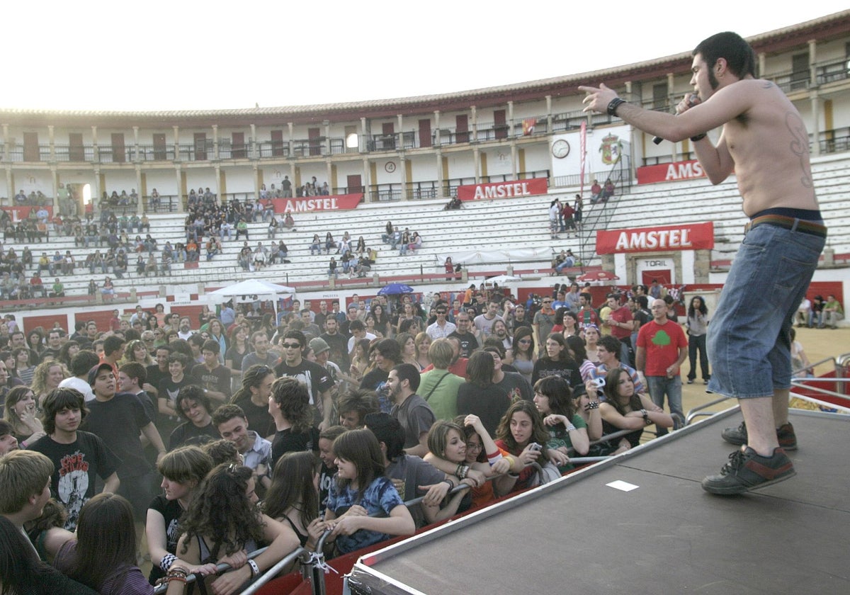 Actuación del grupo Cárnica Sound en la plaza de toros de Cáceres en el Womad de 2007.