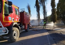 Bomberos del Sepei colaborando en las labores de extinción del incendio de Alía.