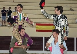 Los dos novilleros, a hombros en Higuera la Real.