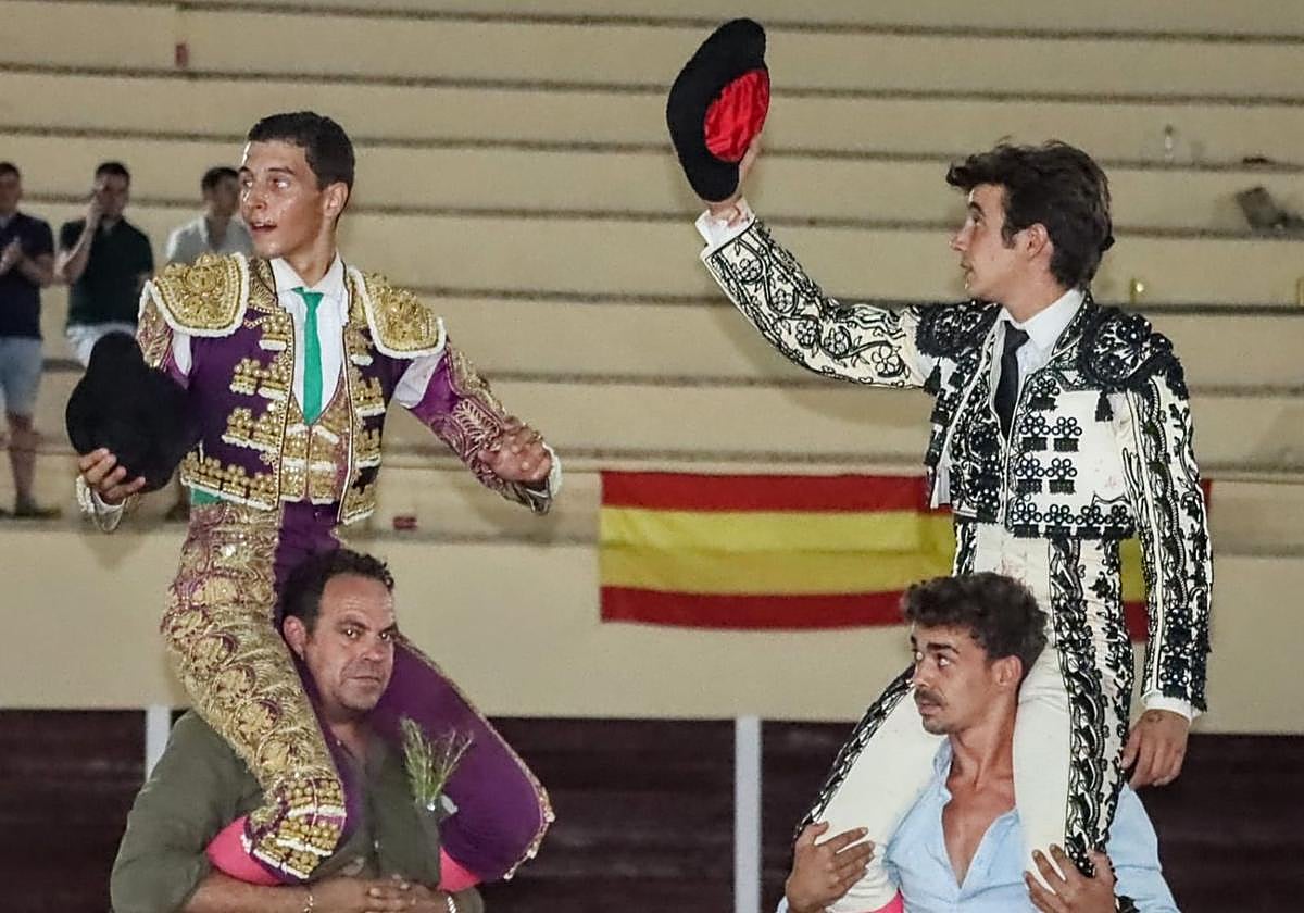 Los dos novilleros, a hombros en Higuera la Real.