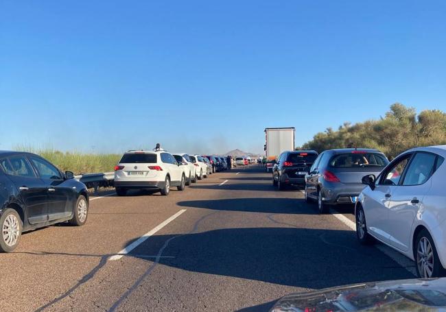 Coches detenidos en la autovía por el incidente registrado este domingo.