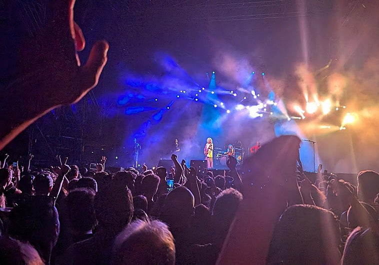 Público entregado al músico placentino y su banda.