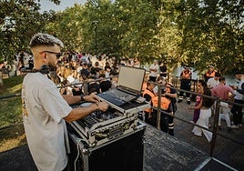 Un DJ en la Feria del año pasado pinchando música en el Paseo de Roma.