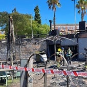 Los bomberos sofocan las llamas de uno de los bares del río en Badajoz