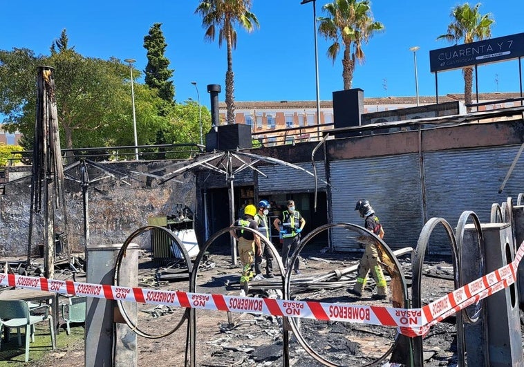 Los bomberos ya han controlado el fuego originado en el 47 gastrobar.