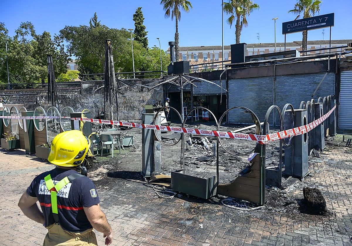 El fuego ha arrasado la terraza del local Cuarenta y 7 gastrobar 'Food&music'.