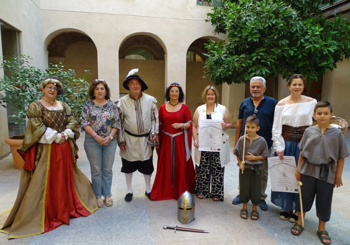 La presentación de esta fiesta corrió a cargo de la diputada provincial y alcaldesa, María López; Elisabeth Ruiz, directora de la Evocación Histórica; y Lorenzo Suárez, representante de la 'La Farándula de Los Vientos'.