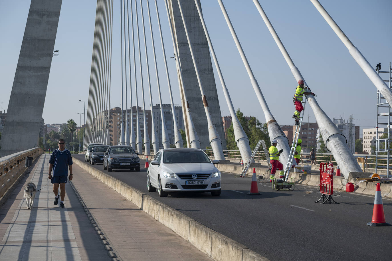 Así se están llevando a cabo los trabajos de repintado en el Puente Real de Badajoz