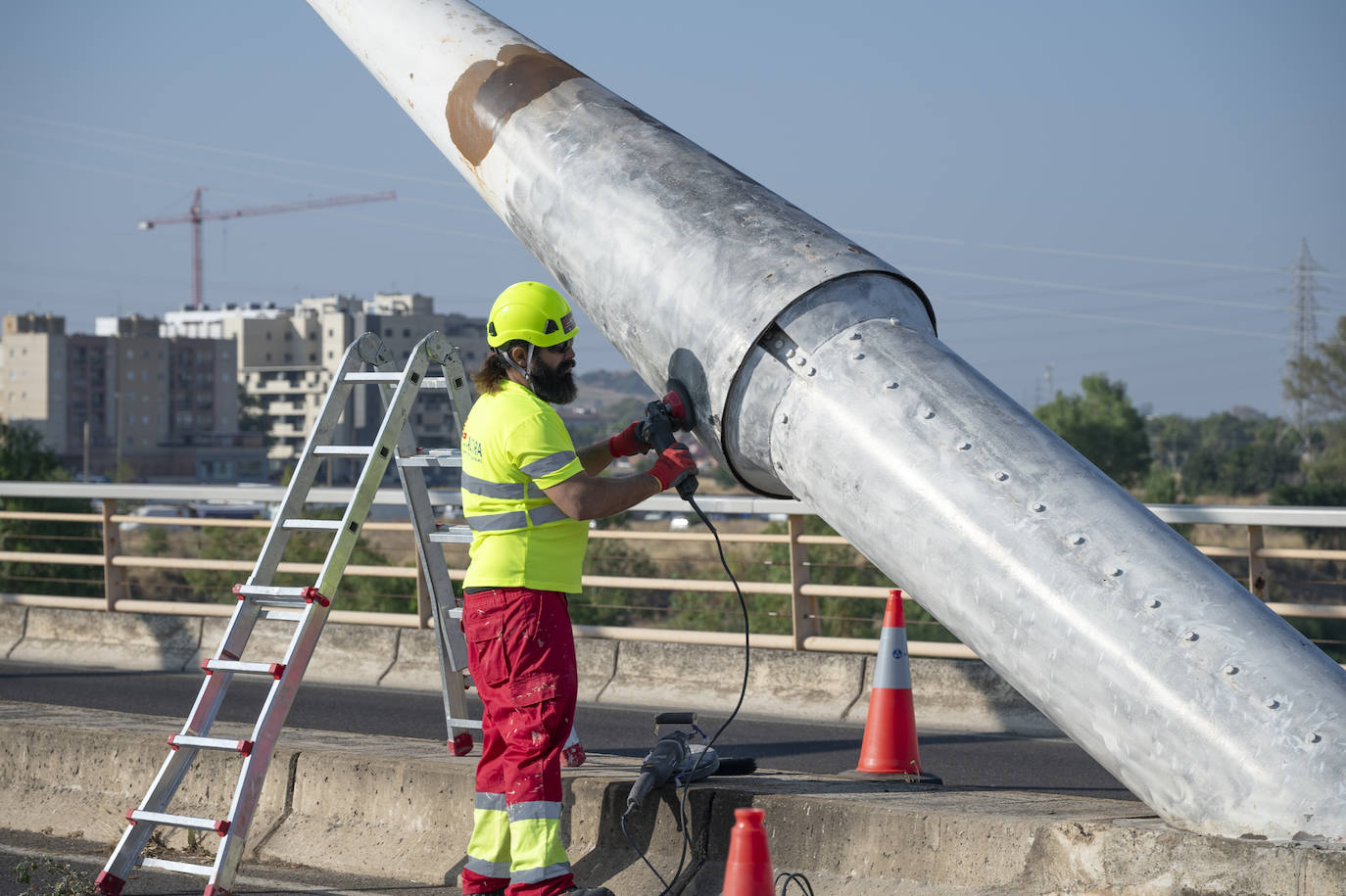 Así se están llevando a cabo los trabajos de repintado en el Puente Real de Badajoz