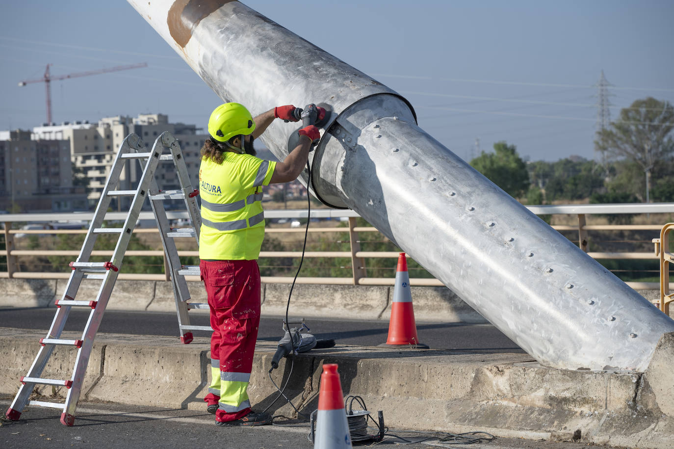 Así se están llevando a cabo los trabajos de repintado en el Puente Real de Badajoz