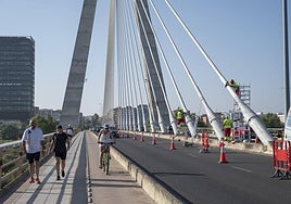Así se están llevando a cabo los trabajos de repintado en el Puente Real de Badajoz