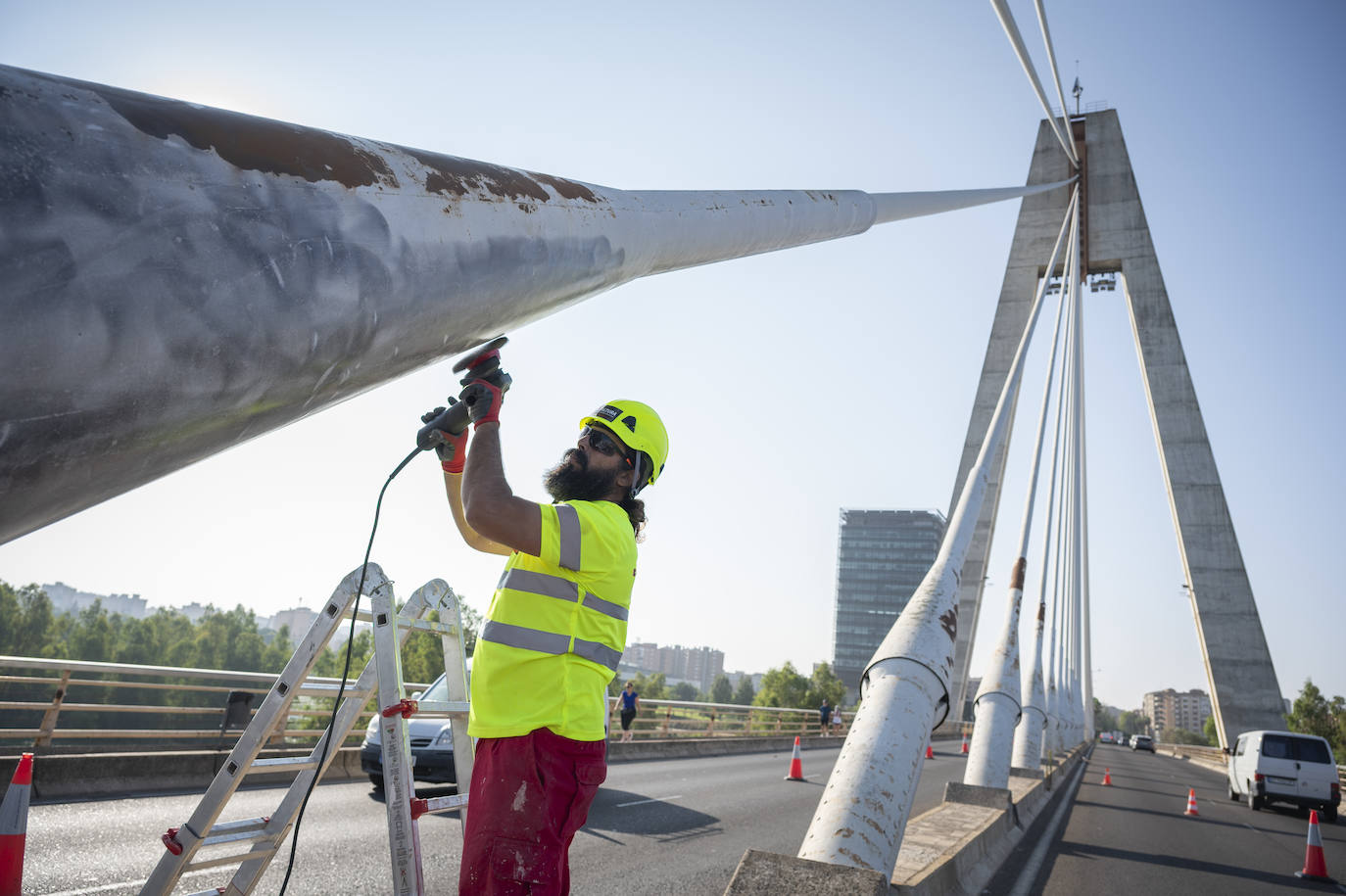 Así se están llevando a cabo los trabajos de repintado en el Puente Real de Badajoz